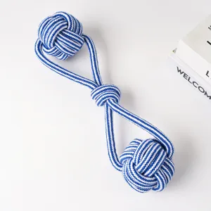 Langlebiges Baumwollseil Hundespielzeug zum Zahnen und Kauen, blau-weiß gestreiftes Design.