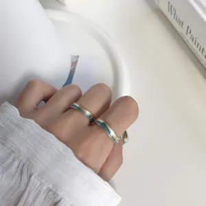 Minimalistικά ασημένια S925 κυματιστά ανοιχτά δαχτυλίδια με μπλε και χρυσό για ζευγάρι.