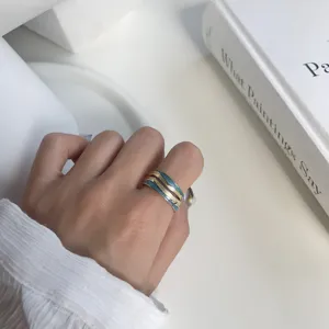 Μινιμαλιστικό πολυεπίπεδο κυματιστό ανοιχτό δαχτυλίδι, κομψό μπλε ασημένιο κόσμημα.