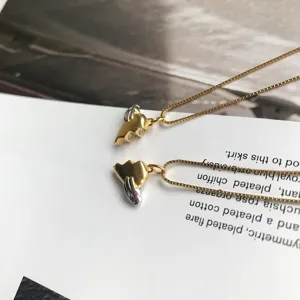 Paar magnetische Herz Halskette, modischer gold und silberfarbener Schmuck fuer Damen.