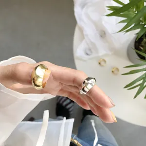 Detailansicht des konkaven, geschwungenen S925 Silber Rings, moderner Damenschmuck.