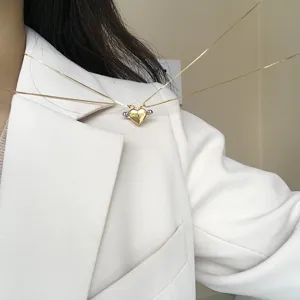 Detailansicht einer trendigen magnetischen Herz Partnerkette mit zarten Flügeln und Gold.