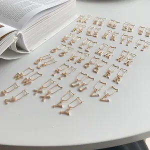 Orecchini pendenti con lettera in argento sterling 925 e zirconi, stile minimalista chic.