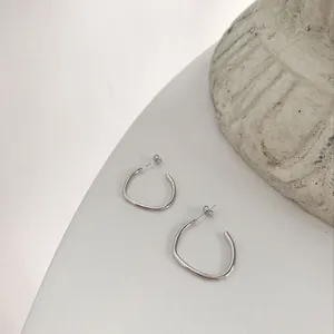 Minimalistische 925er Silber unregelmäßige geometrische Herz Creolen für den Alltag.