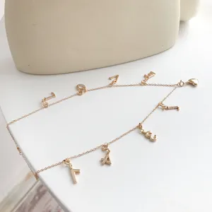 Zarte goldfarbene Halskette mit kreativen Zahlenanhängern und süßem Herzpendant Detail.
