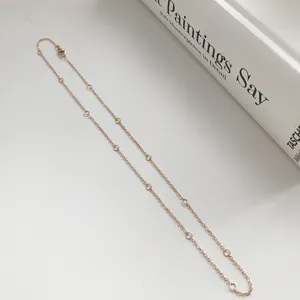 Zarte Silber-Halskette mit filigranen Stationen im minimalistischen Design für Damen.