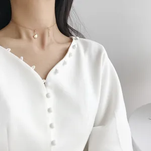 Filigrane goldene Choker Halskette mit herzförmigem Anhänger und charmantem Buchstaben J Detail.