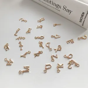 Goldene Strass-Buchstaben-Anhänger, verstreute Alphabet-Charms für Halsketten und DIY Schmuck.