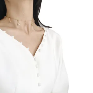Minimalistische goldene Alphabet Choker Halskette für Damen, stilvoller Buchstaben Schmuck.