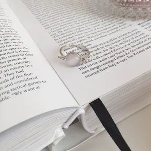 Anello aperto in argento regolabile con pietra occhio di gatto rotonda, design chic.