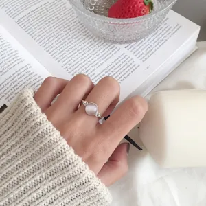 Dettaglio in primo piano dell'anello in argento sterling con pietra gatto, design aperto.