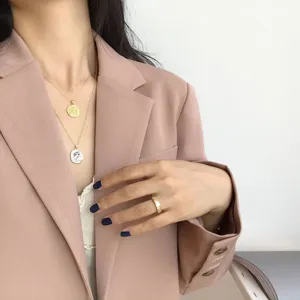Mehrschichtige Münz-Anhänger Halskette und Gold Ring Set Mode Schmuck Detailansicht