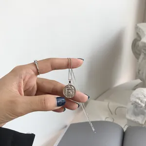 Vintage Silbermünze Anhänger Halskette Detailaufnahme Elegante Schmuck Accessoires Damen