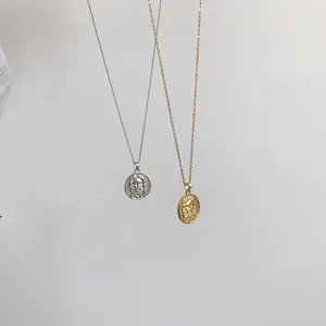 Detailansicht der eleganten silbernen und goldenen Münzanhänger-Halsketten im Vintage-Stil.