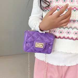 Gedetailleerd uitzicht op de gewatteerde mini-jelly handtas voor kinderen met parel en ketting.