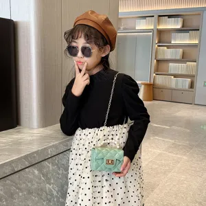 Kinderen mini jelly crossbody tas met gewatteerd patroon, parelhandvat en ketting.