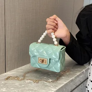 Kleine gewatteerde gelei handtas voor meisjes met parelhandvat en gouden ketting.
