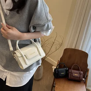 Λεπτομερης οψη της casual chic μινιμαλιστικης μικρης τετραγωνης τσαντας ωμου για γυναικες