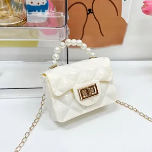 Mini jelly crossbody tas voor meisjes, stijlvol gewatteerd ontwerp met parelhandvat en gouden ketting.