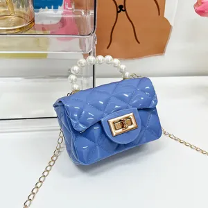 Kleine meisjes jelly tas met parelhandvat en gewatteerd ontwerp, chique schoudertas.
