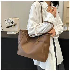 Retro large capacity brown leather shoulder tote bag, stylish commuting handbag for women daily wear.