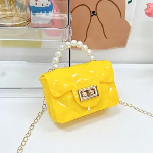 Mini gele jelly tas met parelhandvat en ketting, stijlvol gewatteerd model voor meisjes.