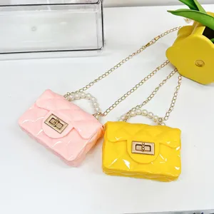 Kinderen mini jelly crossbody tas met parel handvat en schattig gewatteerd ketting ontwerp.