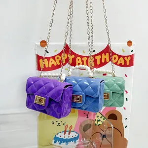 Kinder mini jelly tas met parelhandvat en ketting, gewatteerd design, leuk detail.