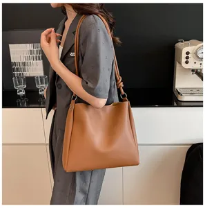 Grand sac porté épaule en cuir PU pour femme, sac cabas seau marron rétro et chic.