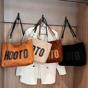 Fashionable large capacity canvas tote bag casual shoulder bag for women daily commute.