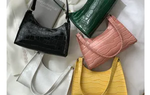 Women Crocodile Pattern Shoulder Bag Fashion PU Leather Underarm Bag Trendy Baguette Handbag