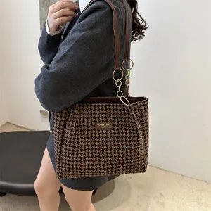 Vintage casual houndstooth shoulder tote bag for women, stylish large capacity commuter bag.