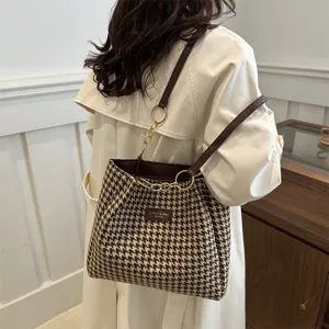 Retro houndstooth tote bag for women, large capacity stylish shoulder bag with chain strap.