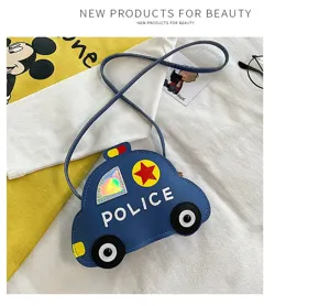 Primer plano detalle del bonito bolso bandolera infantil con forma de coche de policía.