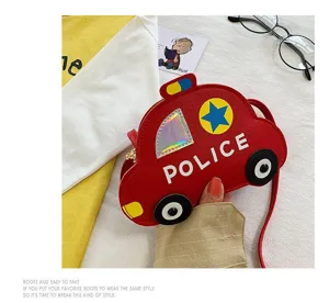 Detalle bolso bandolera coche policía infantil, bolso rojo PU lindo con estampado y correa.