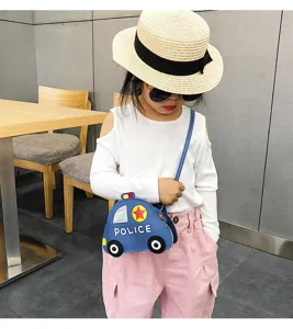 Vista detallada del bolso cruzado infantil con forma de coche de policía y diseño de dibujos.
