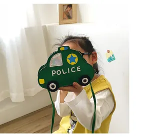 Bolso cruzado de coche de policía verde para niños, detalle de diseño de dibujos PU.