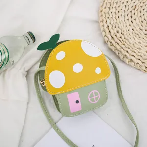 Bolso cruzado lindo para niños en forma de casa de setas con hoja verde y puntos de colores vivos.