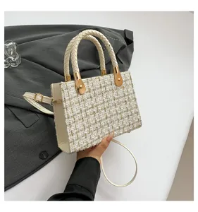 Sac a bandouliere en tweed classique pour femme, beau sac a main carre chic avec poignee.