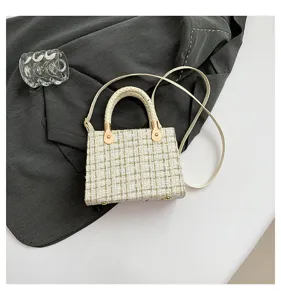 Élégant sac à bandoulière en tweed avec poignée tissée et détails métalliques dorés chic.