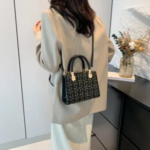 Sac à main élégant en tweed noir et doré avec une poignée tressée pour les femmes