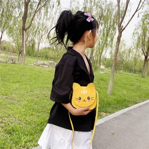 Cute kids yellow cat crossbody bag detail, mini PU leather shoulder bag for girls and boys.