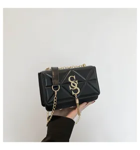 Black quilted chain shoulder bag for women, fashion small square crossbody bag trend.