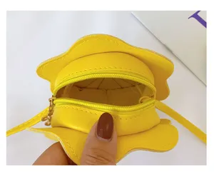Λεπτομέρεια παιδική τσάντα χιαστί ηλίανθος, κίτρινο πορτοφόλι από PU δέρμα με φερμουάρ.