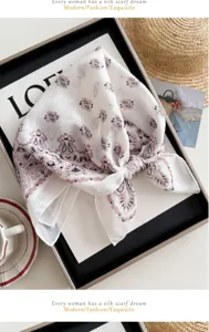 Detailopname van retro bloemige katoenen linnen bandana sjaal, elegant haaraccessoire styling.