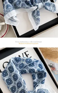 Stijlvolle blauwe geometrische katoen linnen vierkante sjaal, vintage bandana voor dames.