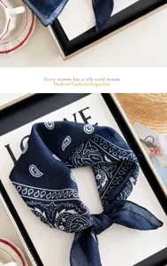 Donkerblauwe paisley katoen linnen vierkante sjaal detail, vintage bandana voor dames.