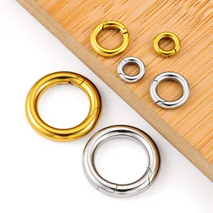 Gedetailleerde roestvrijstalen veerring, ronde karabijnhaak voor DIY sieraden en tasaccessoires.