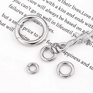 Detailopname van roestvrijstalen veerringen en open ringen voor DIY sieraden accessoires.
