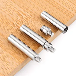 Détail de pendentif cylindrique en acier inoxydable avec bouchon à vis et surface polie.